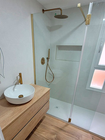 Reforma de baño completo: fontanería, electricidad, solado y alicatado de paredes, grifería y montaje de sanitarios y mueble realizada en la calle Huesca.