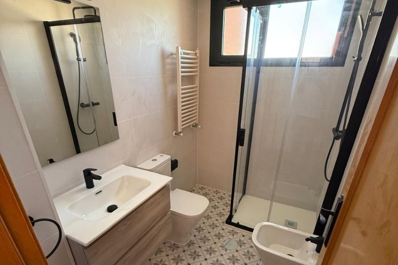 baño moderno y funcional